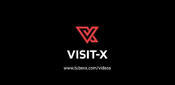 VISIT-X Brunette Leder Fetisch MILF mit feuchter Fotze fickt Techniker doggy im Home Office und schluckt Cumshot Sperma